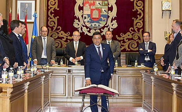 Toma de posesión del presidente de la Diputación, Carlos Gacía.