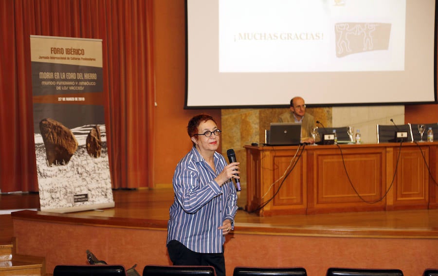 Margarita Torrione interviene en el foro, en el Centro Cultural Provincial. 