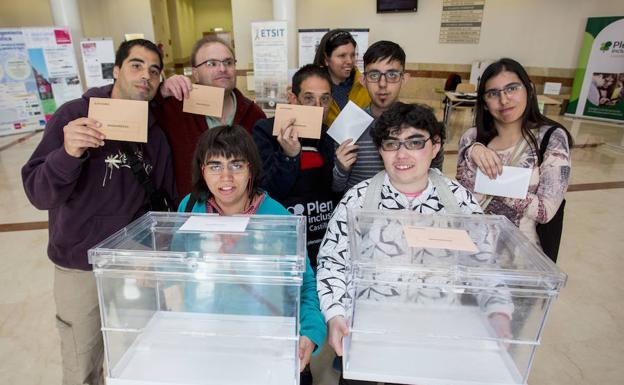 Un grupo de personas con discapacidad, con las urnas y papeletas usadas en los ensayos para las votaciones del 28-A. 