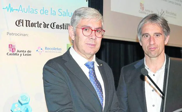 El doctor Pérez Saborido y el moderador de la sesión de las Aulas de la Salud de El Norte, Enrique Berzal.