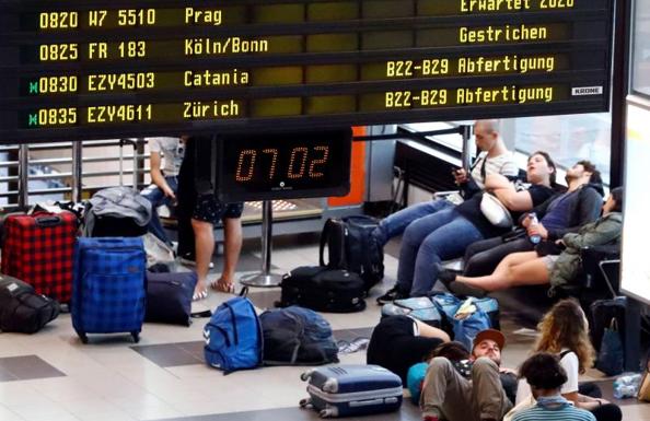 Pasajeros alemanes afectados por las huelgas de personal de cabina de Ryanair, el pasado verano.