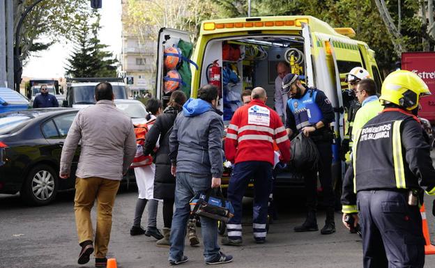 Una ambulancia atiende a una persona herida en un accidente en la capital salmantina. 