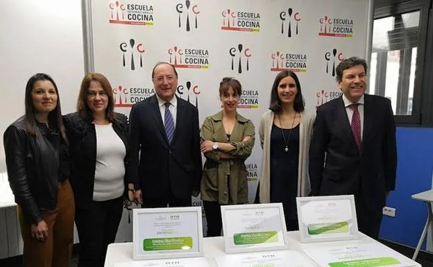 Soraya Mayo (ATA), Cristina Díaz, Carlos Moro (Fundación Carlos Moro), Patricia Caselles, Andrea Ramos y el consejero Carlos Fernández Carriedo 