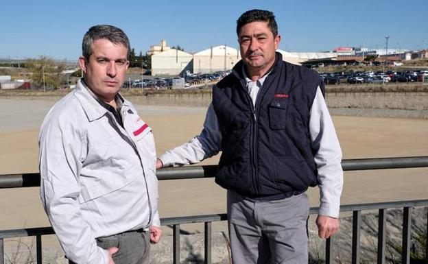 Felipe González (i), presidente del Comité de Empresa de Nissan en Ávila, y Carlos Alonso (d), secretario