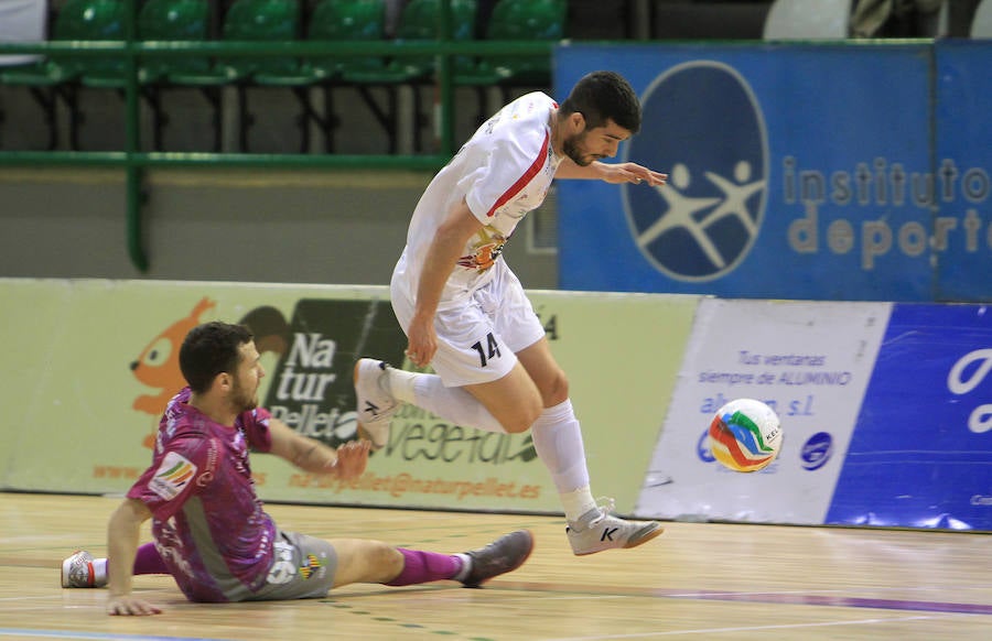 Iago Rodríguez pelea el esférico ante un rival de Palma en el Pedro Delgado. 