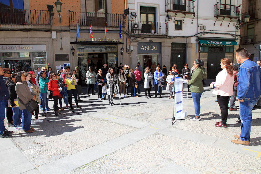 Lectura del manifiesto de los trabajadores del servicio del hogar familiar en la plaza de San Martín.