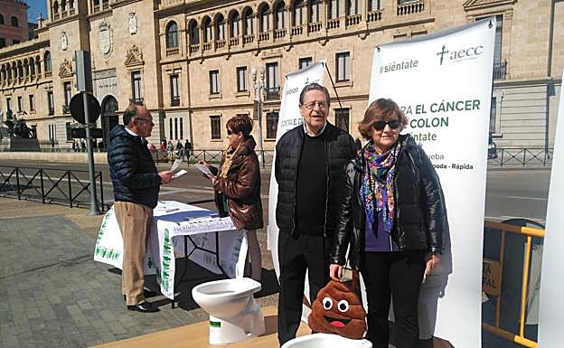 Campaña informativa sobre la prevención del cáncer de colon, en la plaza de Zorrilla. 