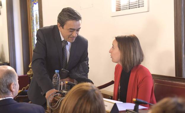 El diputado de Hacienda, Nuevas Tecnologías y Personal, Agapito Hernández, junto a la portavoz de Ciudadanos en la Diputación de Valladolid, Pilar Vicente, minutos antes de comenzar el pleno extraordinario de este viernes. 