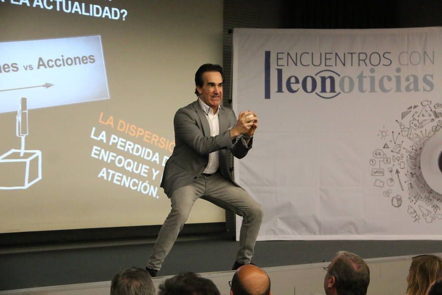 El escritor, conferenciante y formador Javier Iriondo visitó hoy León para pronunciar una charla bajo el título 'Liderazgo y evolución personal, retos ante el cambio' organizada dentro del ciclo `Encuentros con Leonoticias´.