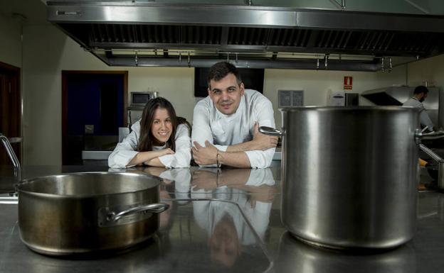 Laura y Marc posan, en el interior de una cocina en la que la mirandesa logró el primer puesto del concurso Celichef, de cocina para celiacos. 