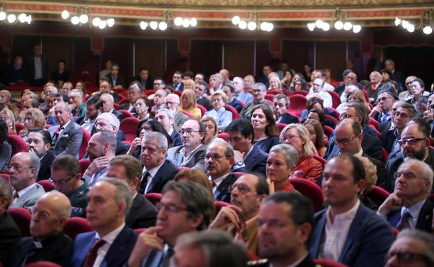 Asistentes al acto de entrega de la Medalla de Oro de la ciudad a Renault. 