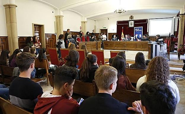 Alumnos de cuarto de la ESOprotagozaron el simulacro de juicio en la Audiencia.