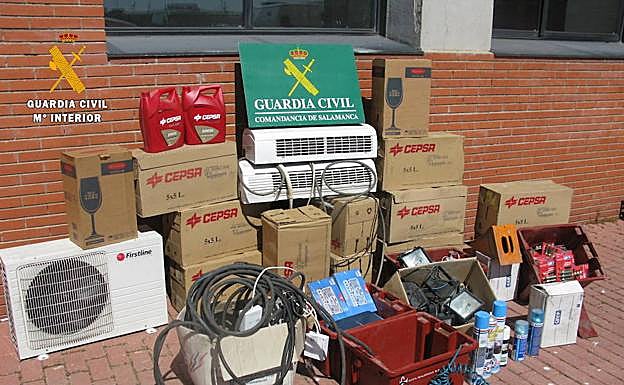 Imagen facilitada por la Guardia Civil con los efectos robados. 