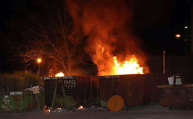 Llamas en varios contenedores. 