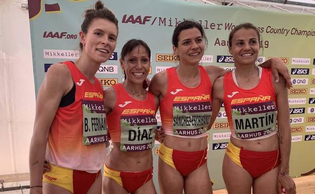 Gema Martín, a la derecha, con el resto de compañeras en el Mundial. 