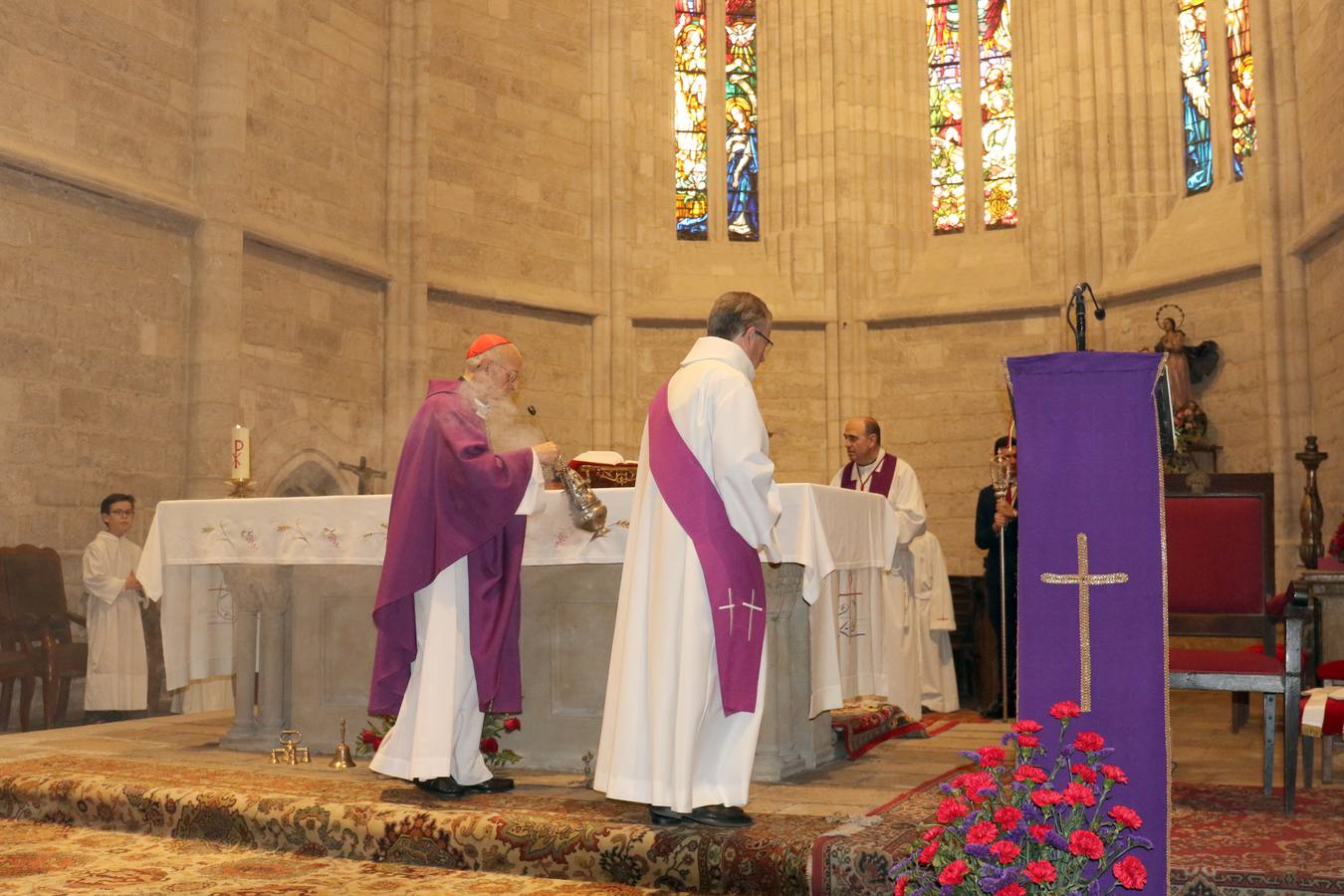 Primera misa con el Cardenal Ricardo Blázquez en la Antigua, despues de la limpieza de la piedra.