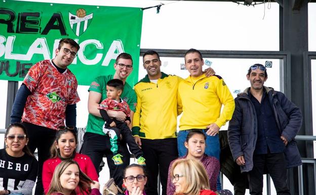 Seguidores del CD Guijuelo y Las Palmas Atlético en el Municipal. 