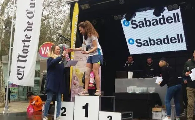 Estefanía González recoge el premio en el podio de la edición pasada. 