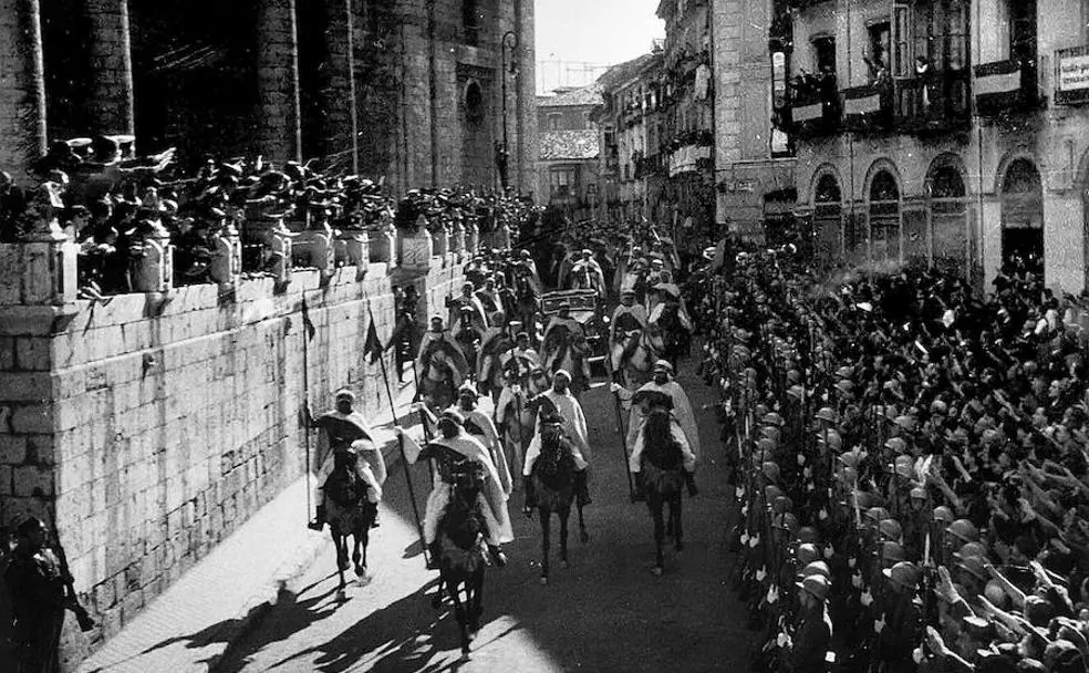 Llegada de Franco a la catedral, en septiembre de 1939, escoltado por la guardia mora.