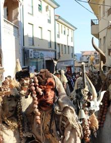 Imagen secundaria 2 - Pasacalles de mascaradas y grupos de folclore en Piedralaves.