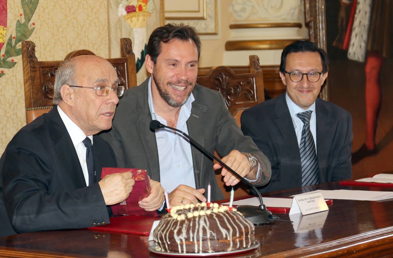 El Ayuntamiento ha editado 'La mirada de Teófanes Egido, cronista de Valladolid', una antología que recopila una «íntima parte» de los trabajos, tanto publicados como inéditos, del sacerdote carmelita e historiador salmantino para agradecerle su «servicio» y «conocimiento» como «investigador intrépido» que ha compartido con la ciudad durante 40 años 