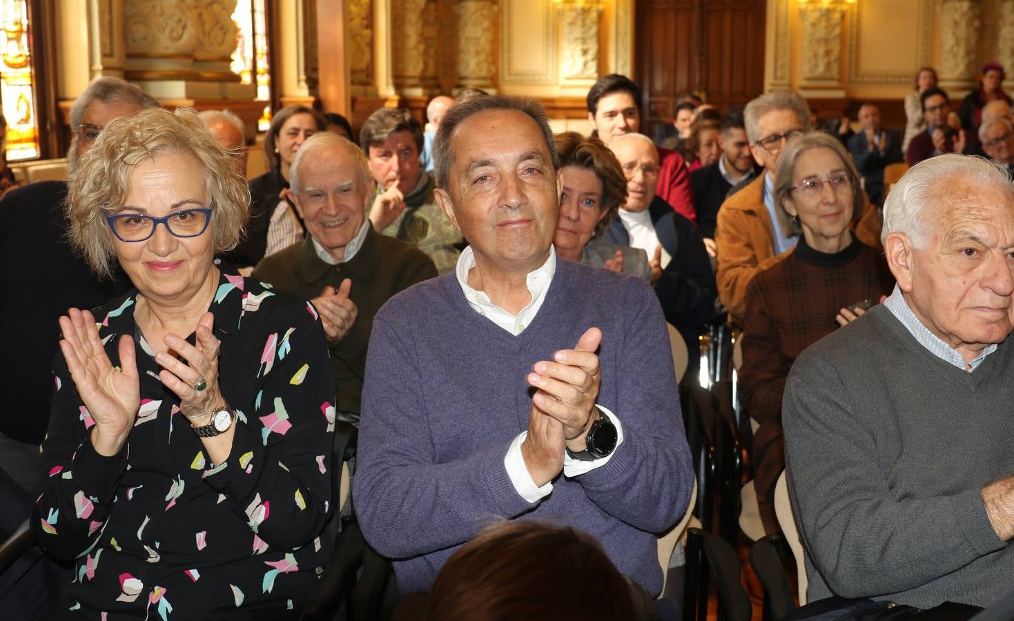 El Ayuntamiento ha editado 'La mirada de Teófanes Egido, cronista de Valladolid', una antología que recopila una «íntima parte» de los trabajos, tanto publicados como inéditos, del sacerdote carmelita e historiador salmantino para agradecerle su «servicio» y «conocimiento» como «investigador intrépido» que ha compartido con la ciudad durante 40 años 