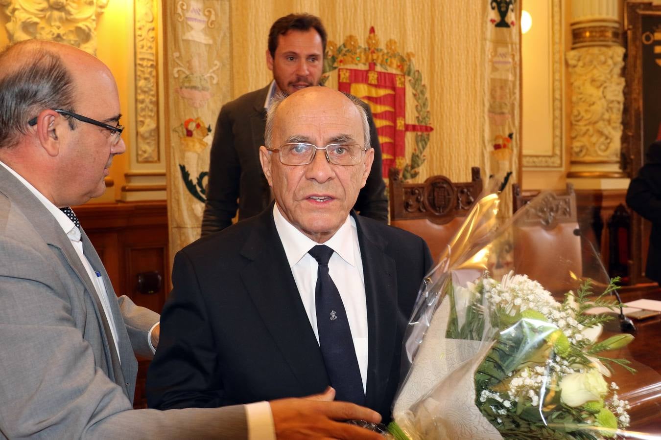 El Ayuntamiento ha editado 'La mirada de Teófanes Egido, cronista de Valladolid', una antología que recopila una «íntima parte» de los trabajos, tanto publicados como inéditos, del sacerdote carmelita e historiador salmantino para agradecerle su «servicio» y «conocimiento» como «investigador intrépido» que ha compartido con la ciudad durante 40 años 