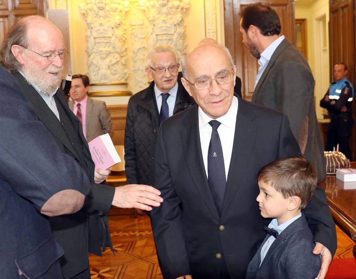 El Ayuntamiento ha editado 'La mirada de Teófanes Egido, cronista de Valladolid', una antología que recopila una «íntima parte» de los trabajos, tanto publicados como inéditos, del sacerdote carmelita e historiador salmantino para agradecerle su «servicio» y «conocimiento» como «investigador intrépido» que ha compartido con la ciudad durante 40 años 