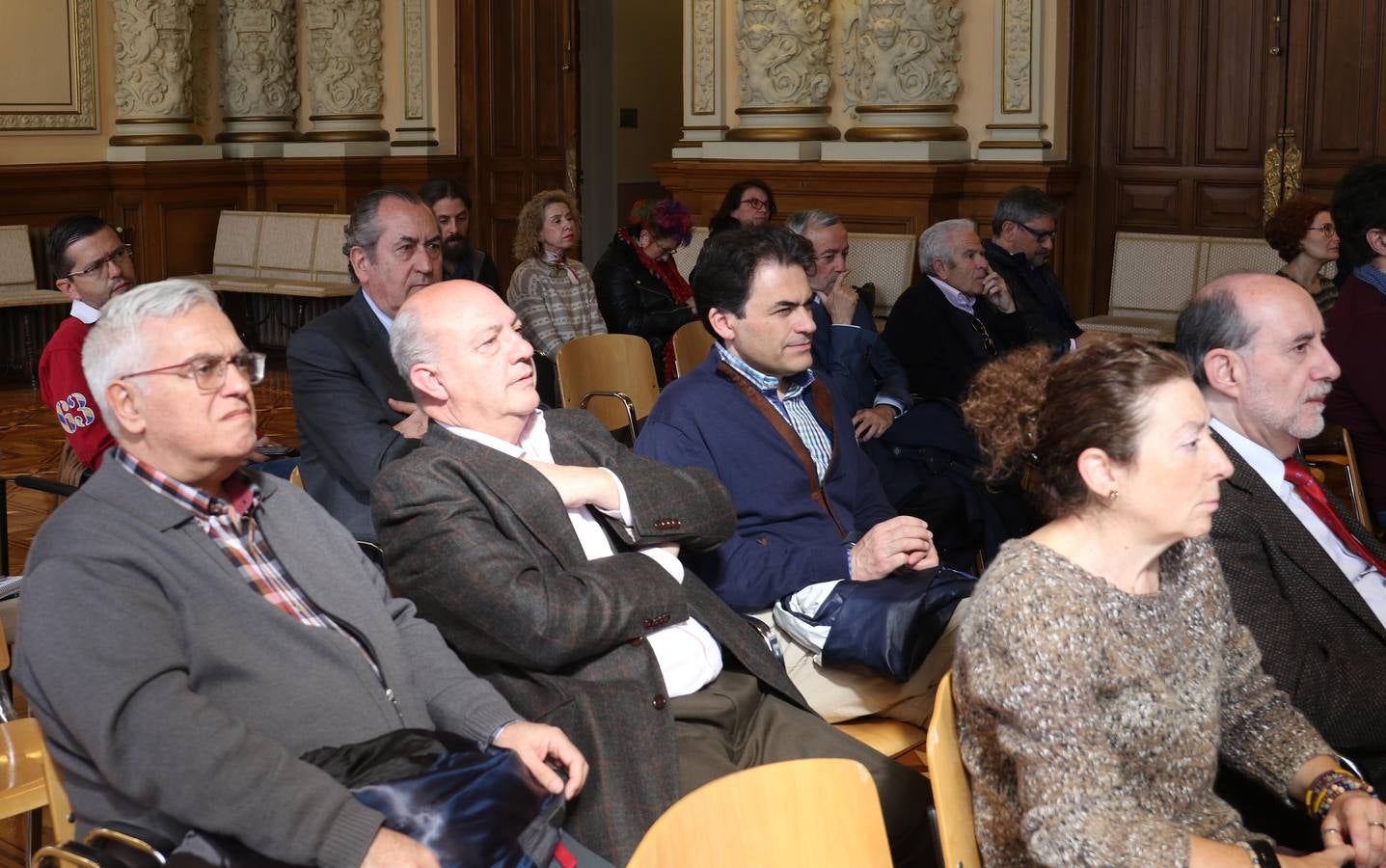 El Ayuntamiento ha editado 'La mirada de Teófanes Egido, cronista de Valladolid', una antología que recopila una «íntima parte» de los trabajos, tanto publicados como inéditos, del sacerdote carmelita e historiador salmantino para agradecerle su «servicio» y «conocimiento» como «investigador intrépido» que ha compartido con la ciudad durante 40 años 