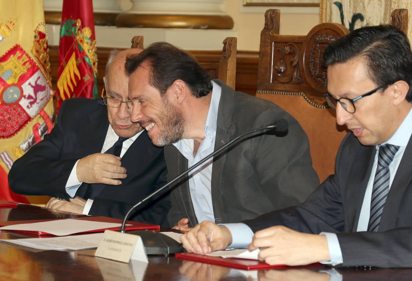 El Ayuntamiento ha editado 'La mirada de Teófanes Egido, cronista de Valladolid', una antología que recopila una «íntima parte» de los trabajos, tanto publicados como inéditos, del sacerdote carmelita e historiador salmantino para agradecerle su «servicio» y «conocimiento» como «investigador intrépido» que ha compartido con la ciudad durante 40 años 