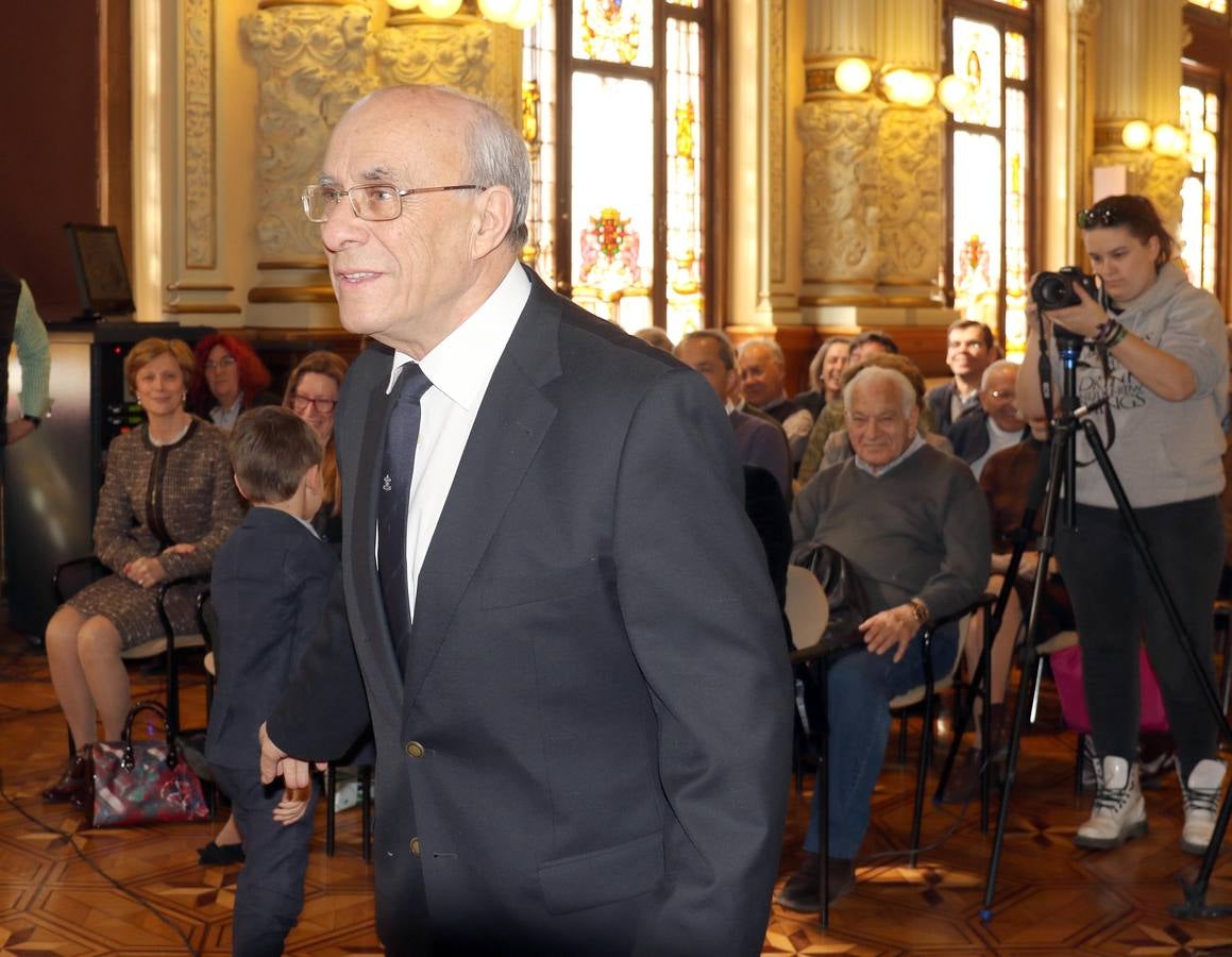 El Ayuntamiento ha editado 'La mirada de Teófanes Egido, cronista de Valladolid', una antología que recopila una «íntima parte» de los trabajos, tanto publicados como inéditos, del sacerdote carmelita e historiador salmantino para agradecerle su «servicio» y «conocimiento» como «investigador intrépido» que ha compartido con la ciudad durante 40 años 