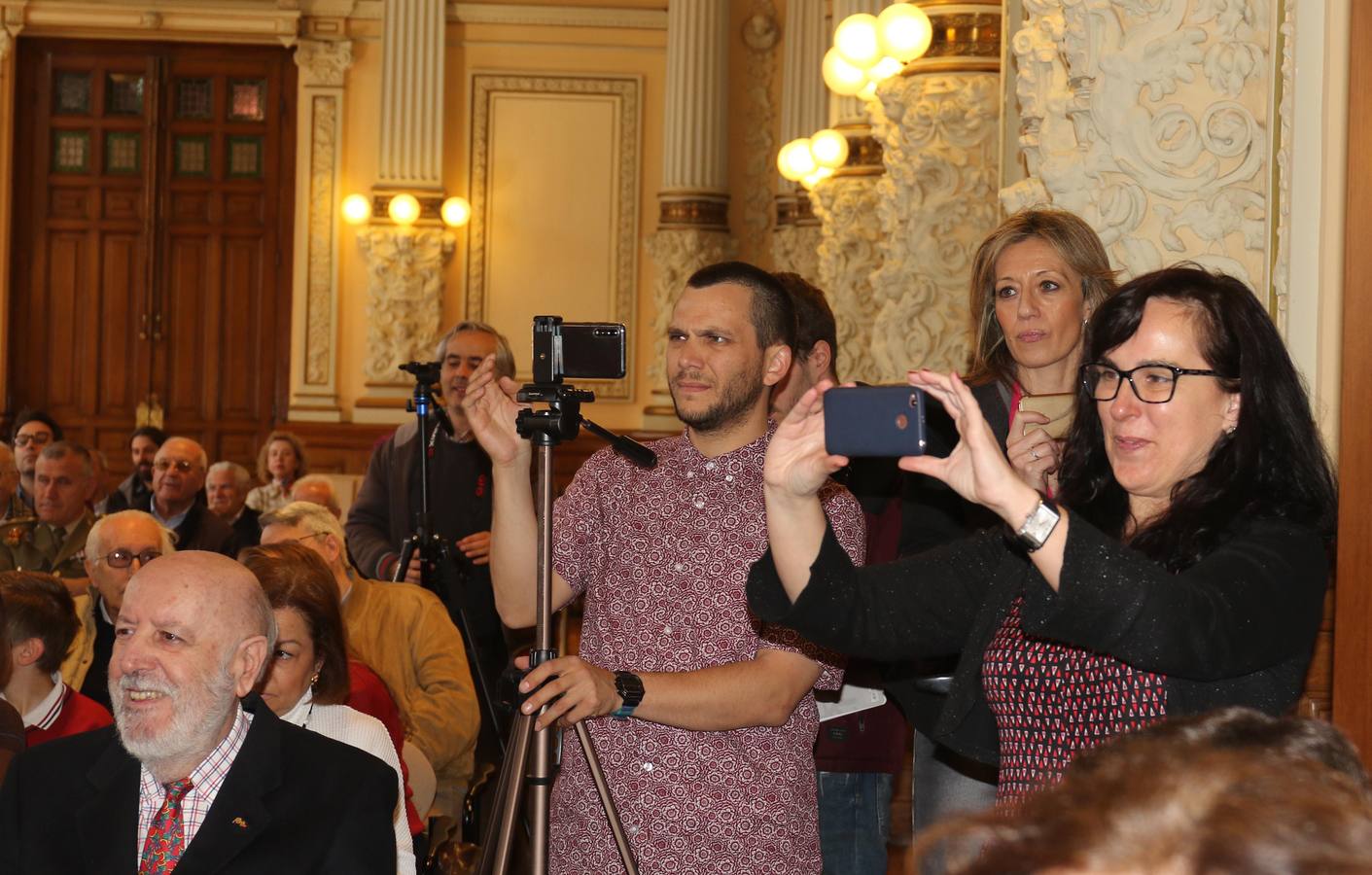 El Ayuntamiento ha editado 'La mirada de Teófanes Egido, cronista de Valladolid', una antología que recopila una «íntima parte» de los trabajos, tanto publicados como inéditos, del sacerdote carmelita e historiador salmantino para agradecerle su «servicio» y «conocimiento» como «investigador intrépido» que ha compartido con la ciudad durante 40 años 