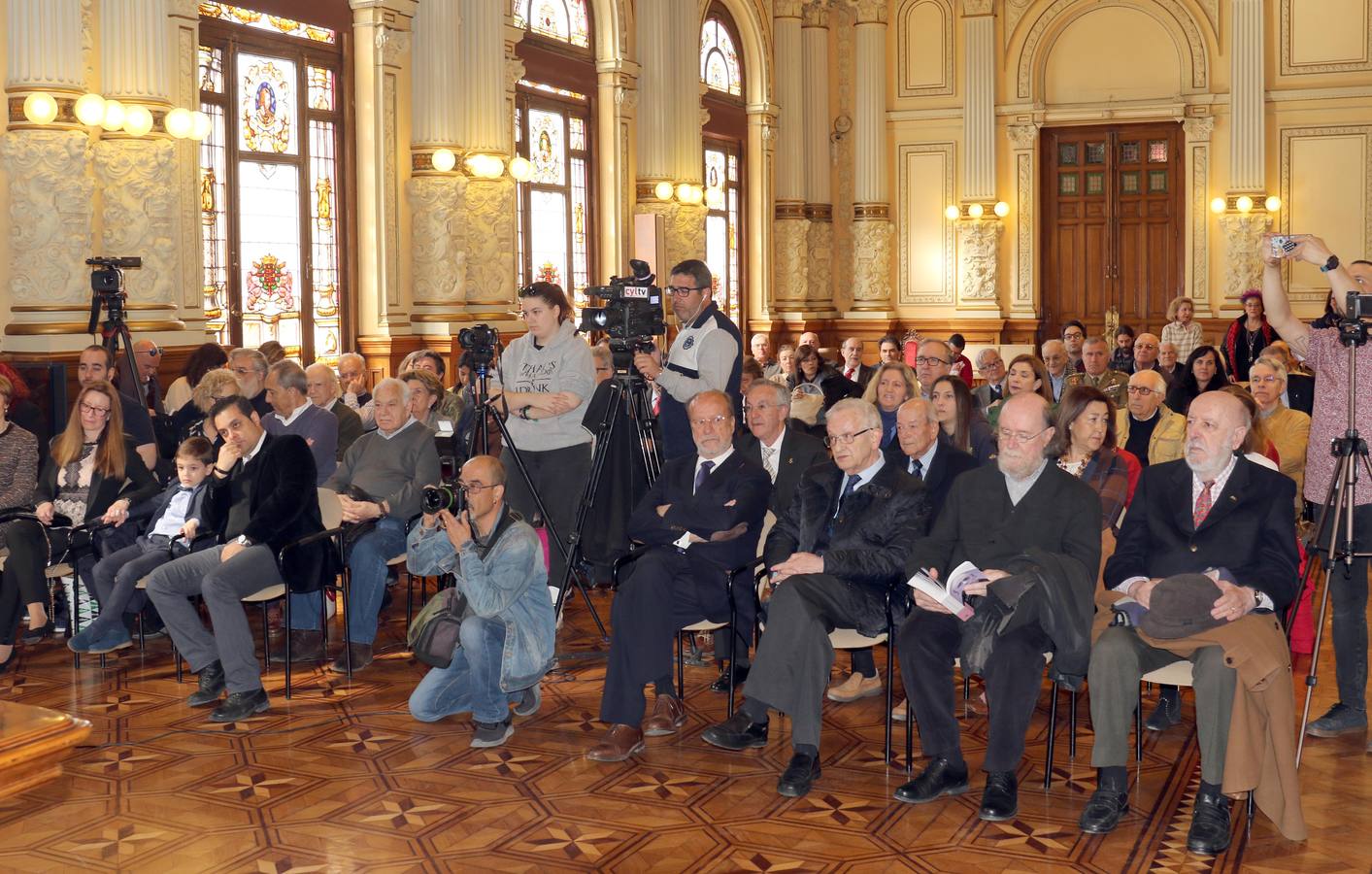 El Ayuntamiento ha editado 'La mirada de Teófanes Egido, cronista de Valladolid', una antología que recopila una «íntima parte» de los trabajos, tanto publicados como inéditos, del sacerdote carmelita e historiador salmantino para agradecerle su «servicio» y «conocimiento» como «investigador intrépido» que ha compartido con la ciudad durante 40 años 