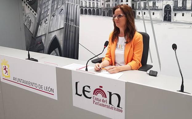 La presidenta de la comisión, Ana Carlota Amiga, presenta las conclusiones.