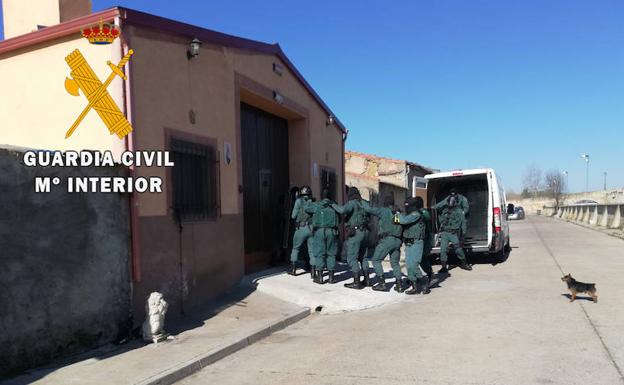 Entrada de los agentes en uno de los edificios registrados en Ciudad Rodrigo