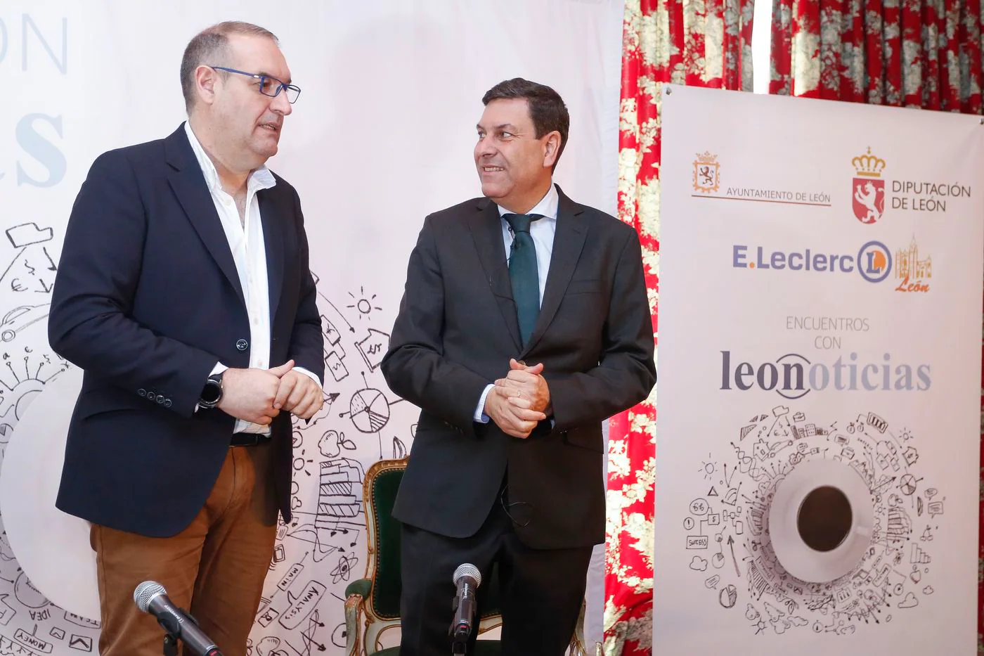 El consejero de Empleo, Carlos Fernández Carriedo, imparte la ponencia 'Consolidar la recuperación y la creación de empleo', en el 'Encuentro' organizado por Leonoticias