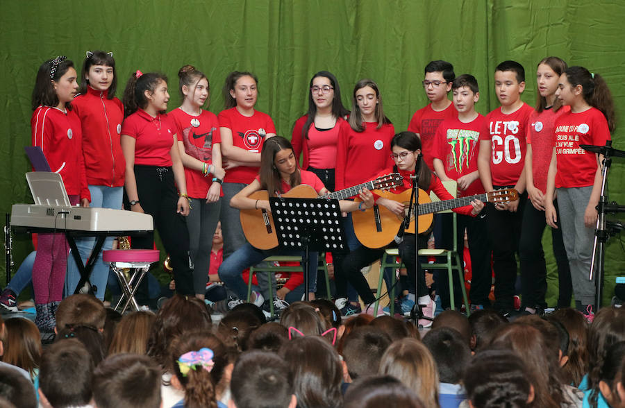 Actuación de un grupo de alumnos durante el concierto.