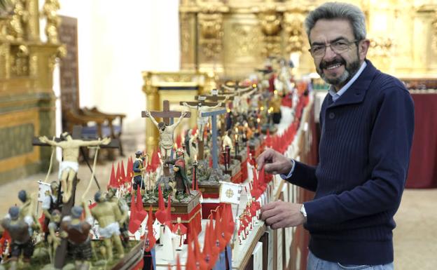 José Antonio Otero, con parte de la maqueta de la que es autor. 