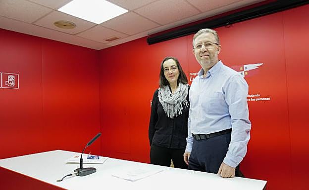 Los socialistas Inés Sánchez y Fidel Fránces. 