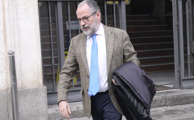 El letrado Jesús Verdugo abandona el Palacio de la Audiencia. 