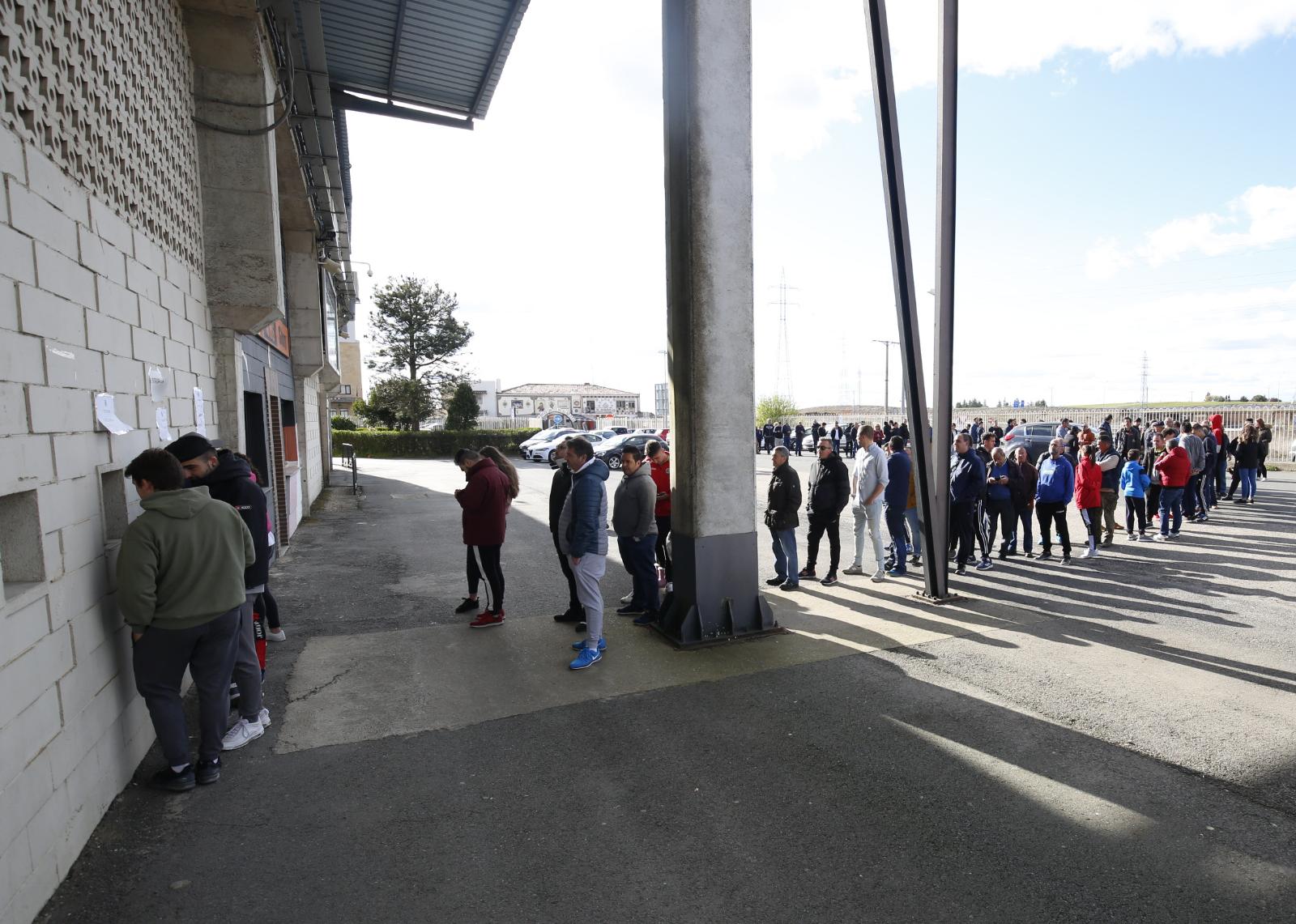 Fotos: Colas en el Helmántico para el derbi Salamanca CF y Unionistas CF