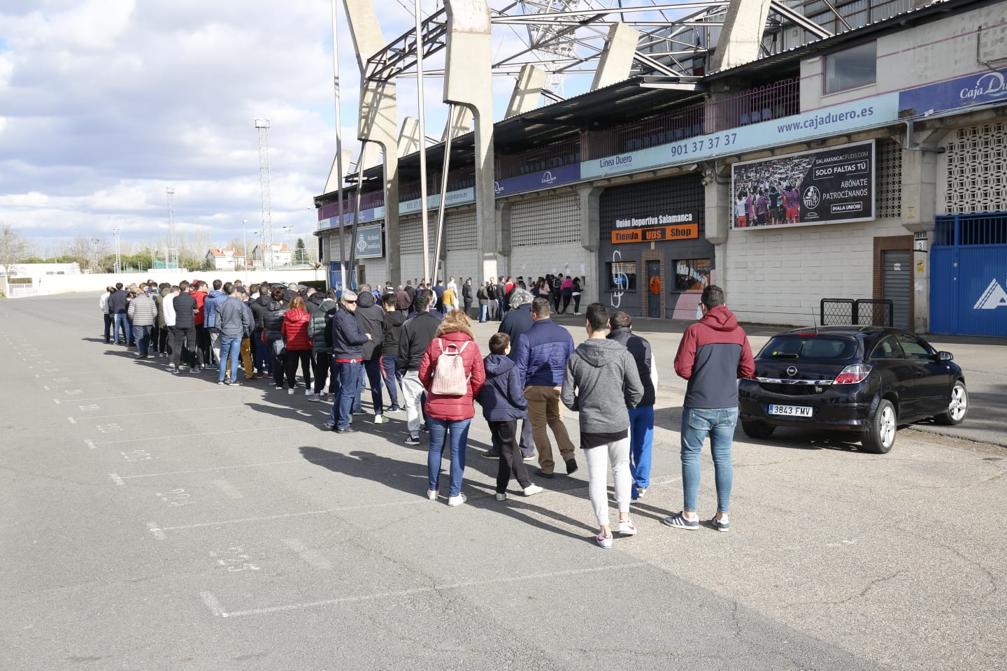 Fotos: Colas en el Helmántico para el derbi Salamanca CF y Unionistas CF