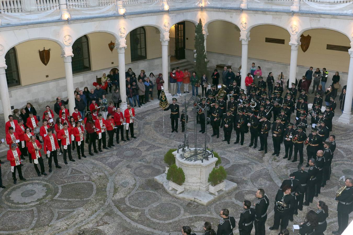 Participaron la banda de la cofradía penitencial de la Sagrada Pasión de Cristo, la cofradía penitencial de Nuestra Señora de la Piedad y la cofradía penitencial del Santísimo Cristo del Despojado