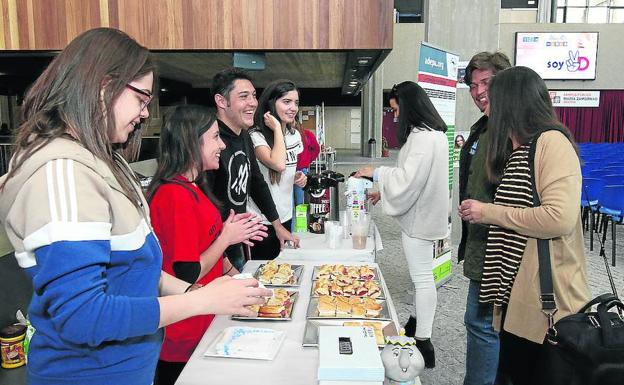 Participantes en la degustación de productos de comercio justo. 