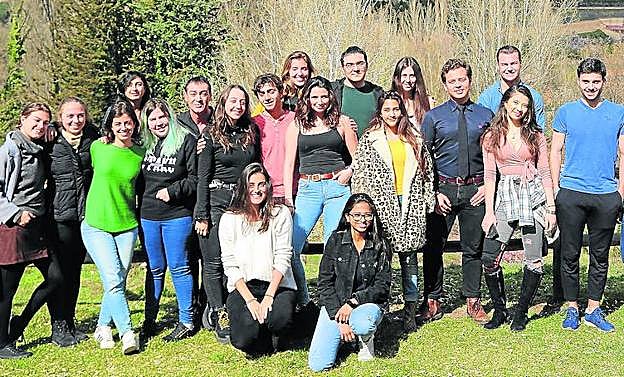 Alumnos del IE University que participarán en el musical del próximo 10 de abril. 