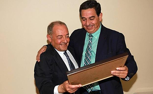 Ricardo de Cáceres recibe de Julio Sanz Orejudo el diploma por sus 40 años de colegiado en 2011.