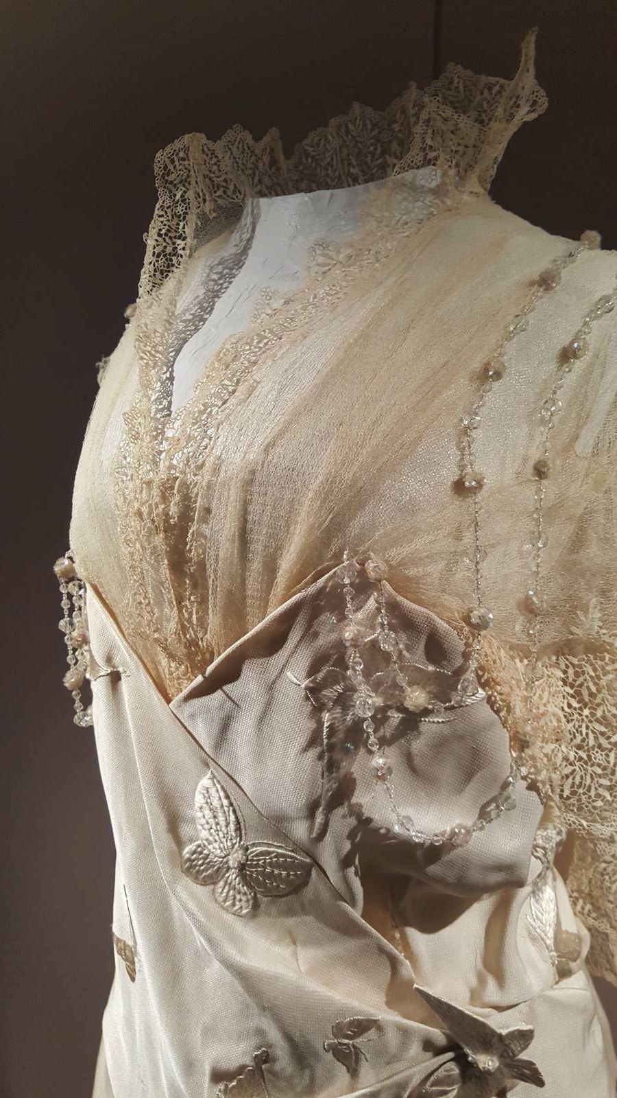 Detalle traje de mariposa años 1913.