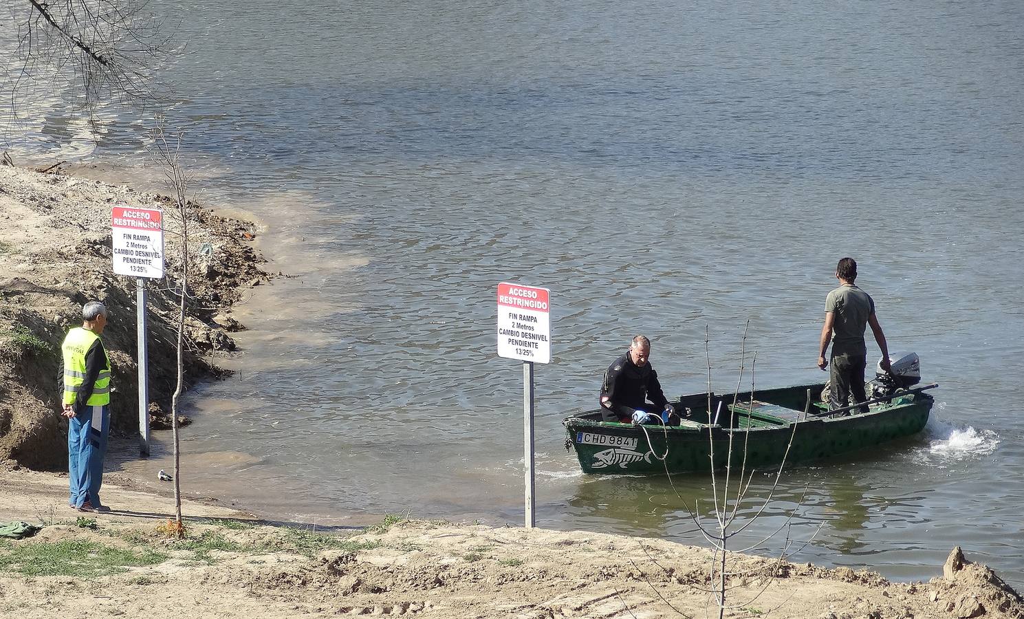 Fotos: El trabajo de los voluntarios libera de troncos los ojos del Puente Mayor de Valladolid