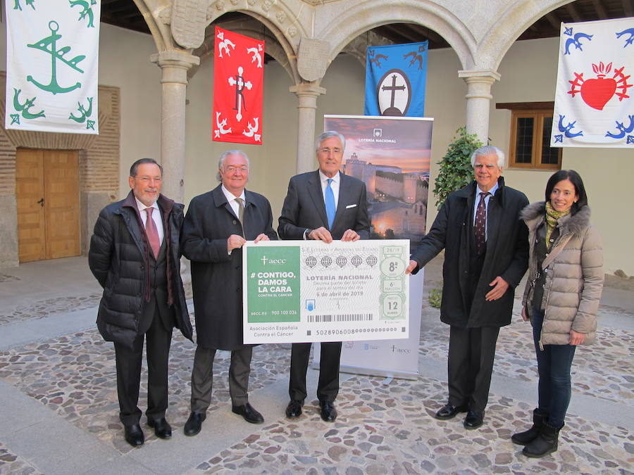 José Ignacio Paradinas Gómez, presidente de AECC Ávila; Jesús Huerta, presidente de SELAE; José Luis Rivas, alcalde de Ávila; Ignacio Muñoz, presidente de la AECC, y Patricia Rodríguez, teniente de alcalde de Servicios Sociales