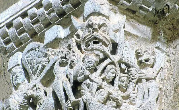 Demonios esculpidos en la iglesia de San Miguel de Fuentidueña (Segovia).